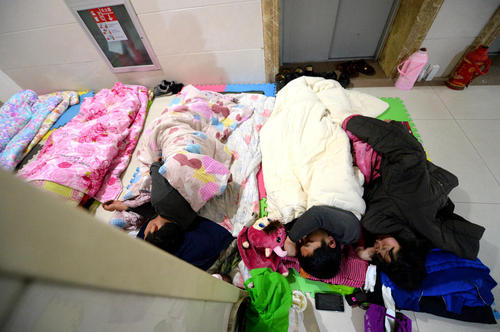 醫院打地鋪會傷害健康,有了共享陪護床就不用再打地鋪了!