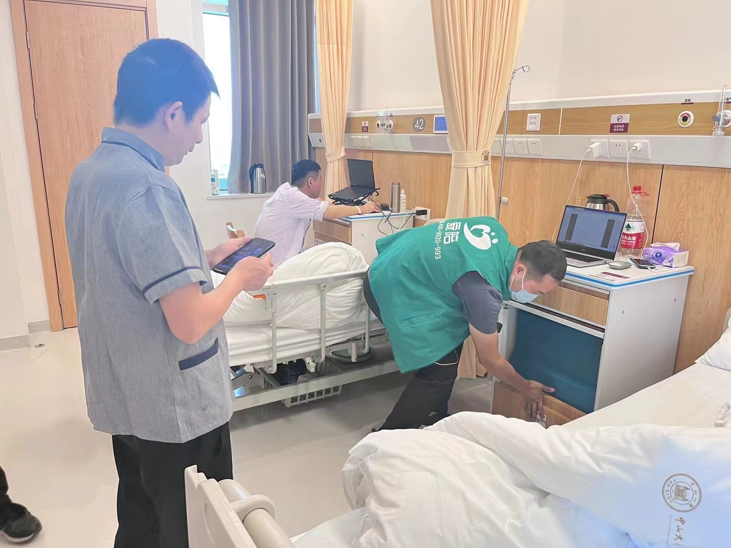 醫院智能床頭柜招商合作:愛陪共享智能陪護柜源頭廠家!