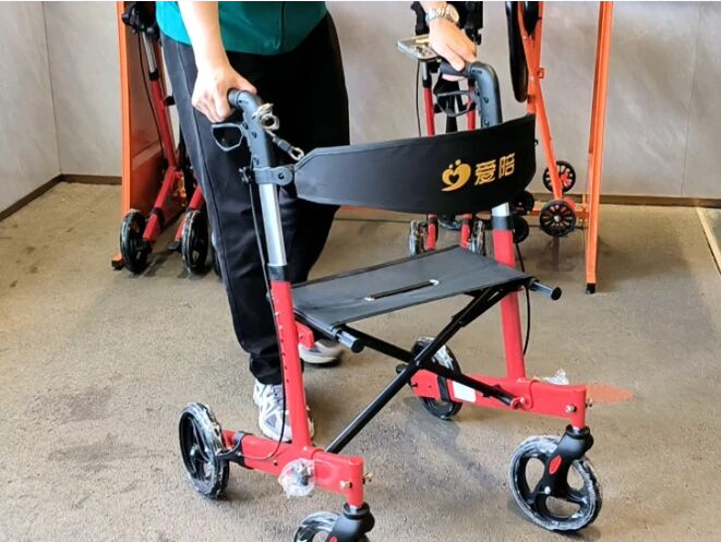 愛陪共享助步車,填補中國從拐杖到輪椅的空白